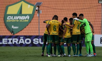 Elenco do Cuiabá Sub-20 se reúne para preleção antes do jogo no CT Manoel Dresch, pelo Brasileirão Sub-20. A união do grupo reflete a força do Dourado na base.