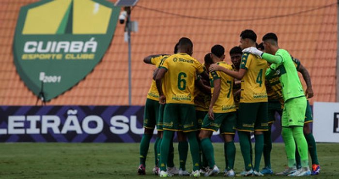 Elenco do Cuiabá Sub-20 se reúne para preleção antes do jogo no CT Manoel Dresch, pelo Brasileirão Sub-20. A união do grupo reflete a força do Dourado na base.
