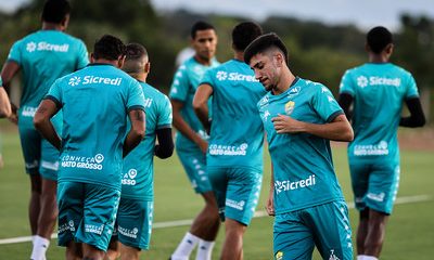 Jogadores do elenco principal do Cuiabá realizam treino físico intenso visando a sequência da temporada. Destaque para a preparação física e o comprometimento do grupo.