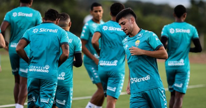 Jogadores do elenco principal do Cuiabá realizam treino físico intenso visando a sequência da temporada. Destaque para a preparação física e o comprometimento do grupo.