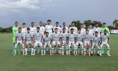 Elenco completo do Cuiabá Sub-17 posa para foto oficial antes da estreia no Brasileirão Sub-17 2025, no CT Manoel Dresch.