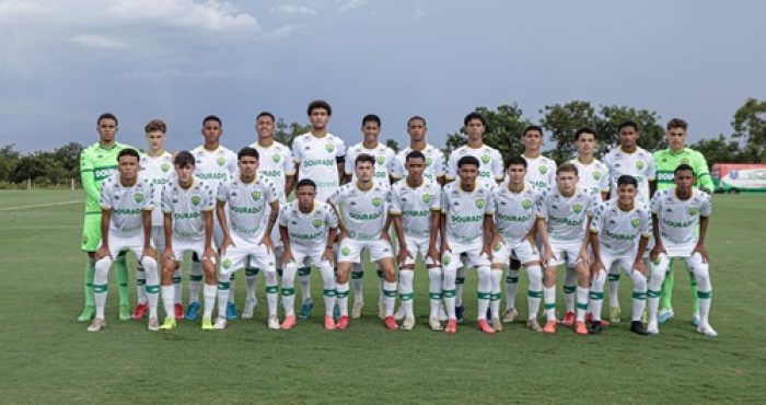 Elenco completo do Cuiabá Sub-17 posa para foto oficial antes da estreia no Brasileirão Sub-17 2025, no CT Manoel Dresch.