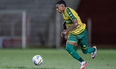 Jogador Jadson comemorando sua renovação de contrato com o Cuiabá EC até 2027,