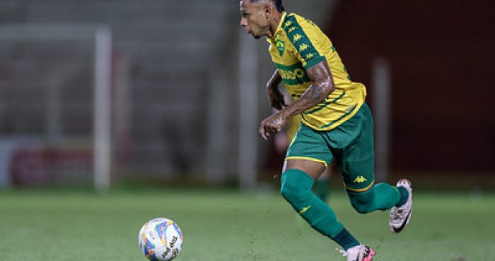 Jogador Jadson comemorando sua renovação de contrato com o Cuiabá EC até 2027,