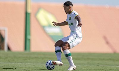 jogador do cuiaba em ação com a camisa do dourado