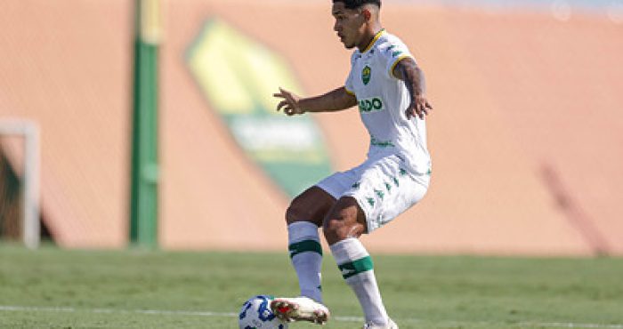 jogador do cuiaba em ação com a camisa do dourado