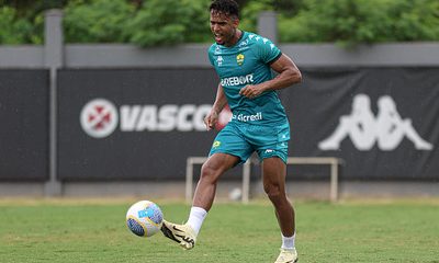 Railan em ação durante treino do Cuiabá, vestindo o uniforme de treino azul-turquesa, com foco no controle de bola.