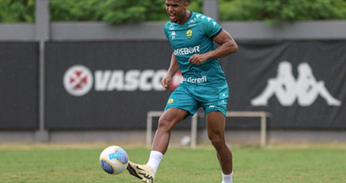 Railan em ação durante treino do Cuiabá, vestindo o uniforme de treino azul-turquesa, com foco no controle de bola.