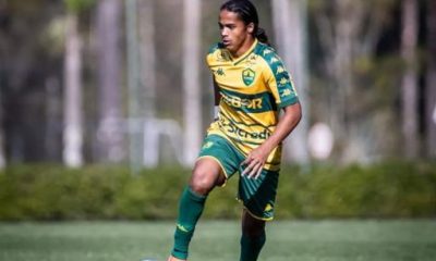 Foto do jogador Lázaro, do time Sub-20 do Cuiabá EC, em ação durante uma partida, com uniforme verde e amarelo do clube
