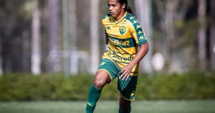 Foto do jogador Lázaro, do time Sub-20 do Cuiabá EC, em ação durante uma partida, com uniforme verde e amarelo do clube