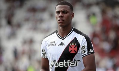"Lucas Eduardo em ação pelo Vasco, vestindo o uniforme do time e conduzindo a bola em campo durante uma partida."