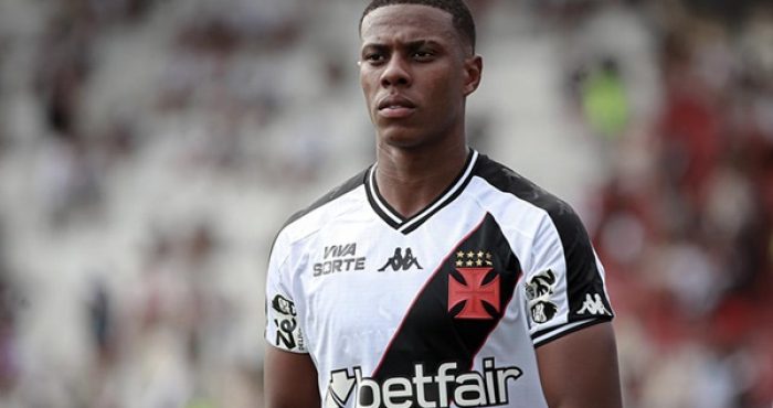 "Lucas Eduardo em ação pelo Vasco, vestindo o uniforme do time e conduzindo a bola em campo durante uma partida."