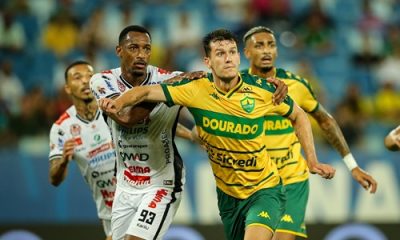 Zagueiro Nathan, do Cuiabá, disputa espaço com jogador do Operário-PR durante lance de bola parada na Arena Pantanal, em partida válida pela Série B do Campeonato Brasileiro.