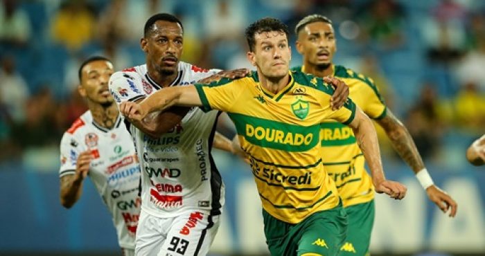 Zagueiro Nathan, do Cuiabá, disputa espaço com jogador do Operário-PR durante lance de bola parada na Arena Pantanal, em partida válida pela Série B do Campeonato Brasileiro.