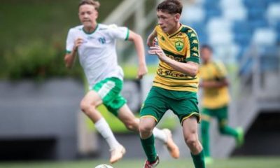 Jogador Nicollas Gonzaga em ação durante partida pelo time Sub-17 do Cuiabá EC, vestindo o uniforme oficial do time.