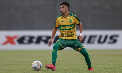 "Jogador Pedrinho, do Cuiabá EC, em ação durante a partida contra o Operário, mostrando concentração e habilidade em campo."