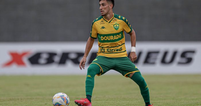 "Jogador Pedrinho, do Cuiabá EC, em ação durante a partida contra o Operário, mostrando concentração e habilidade em campo."