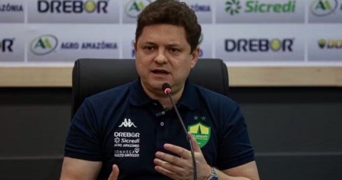 Presidente do Cuiabá durante coletiva de imprensa após vitória sobre o Goiás pela Série B
