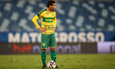 Ruan Oliveira, meio-campista do Cuiabá, concentrado antes de cobrança de falta na Arena Pantanal, Campeonato Brasileiro Série B 2025