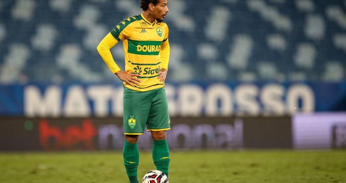 Ruan Oliveira, meio-campista do Cuiabá, concentrado antes de cobrança de falta na Arena Pantanal, Campeonato Brasileiro Série B 2025