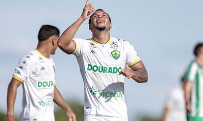 Jogadores do Cuiabá comemorando gol durante a goleada por 6 a 0 sobre o Juventude no Brasileirão Sub-20, em campo no CT Manoel Dresch.