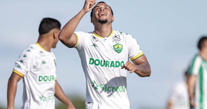 Jogadores do Cuiabá comemorando gol durante a goleada por 6 a 0 sobre o Juventude no Brasileirão Sub-20, em campo no CT Manoel Dresch.