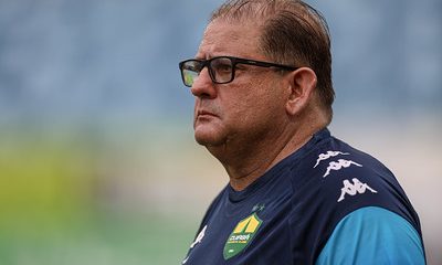 Novo técnico do Cuiabá, Guto Ferreira, observa atentamente o treino à beira do campo, comandando sua primeira atividade com a equipe.