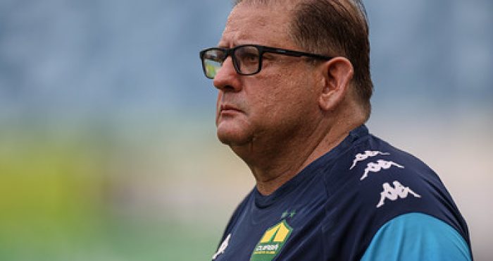 Novo técnico do Cuiabá, Guto Ferreira, observa atentamente o treino à beira do campo, comandando sua primeira atividade com a equipe.