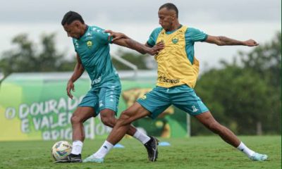 "Jogadores do Cuiabá EC retornam aos treinos enquanto aguardam definição do adversário para a semifinal."