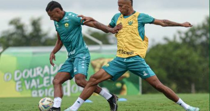 "Jogadores do Cuiabá EC retornam aos treinos enquanto aguardam definição do adversário para a semifinal."