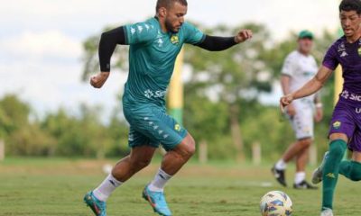 Jogadores do Cuiabá comemoram vitória por goleada sobre o Sinop, se preparando para a semifinal do Campeonato Estadual.