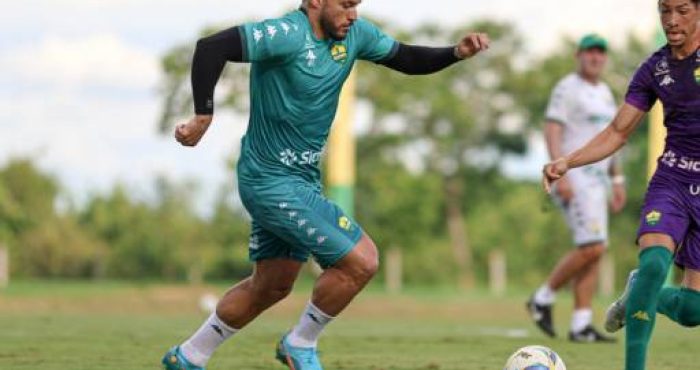 Jogadores do Cuiabá comemoram vitória por goleada sobre o Sinop, se preparando para a semifinal do Campeonato Estadual.