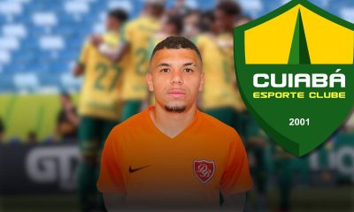 Victor hugo jovems jogador com a camisa laranja do deportivo brasil com escudo do cuiaba atras dele
