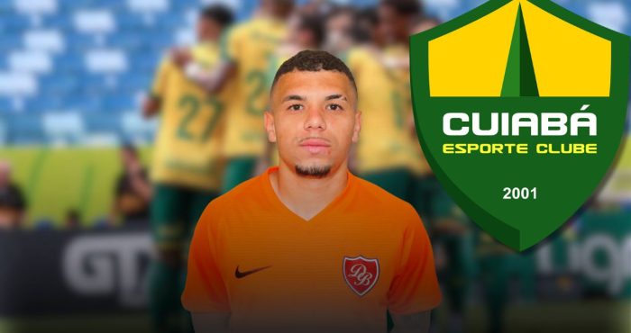 Victor hugo jovems jogador com a camisa laranja do deportivo brasil com escudo do cuiaba atras dele