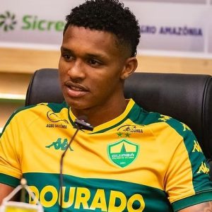 Weverson renova com o Cuiabá até 2028 após ganhar espaço com Eduardo Barros e acumular 17 jogos pelo Dourado na temporada.