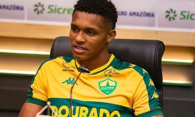 Weverson renova com o Cuiabá até 2028 após ganhar espaço com Eduardo Barros e acumular 17 jogos pelo Dourado na temporada.