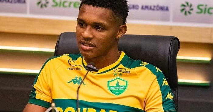 Weverson renova com o Cuiabá até 2028 após ganhar espaço com Eduardo Barros e acumular 17 jogos pelo Dourado na temporada.